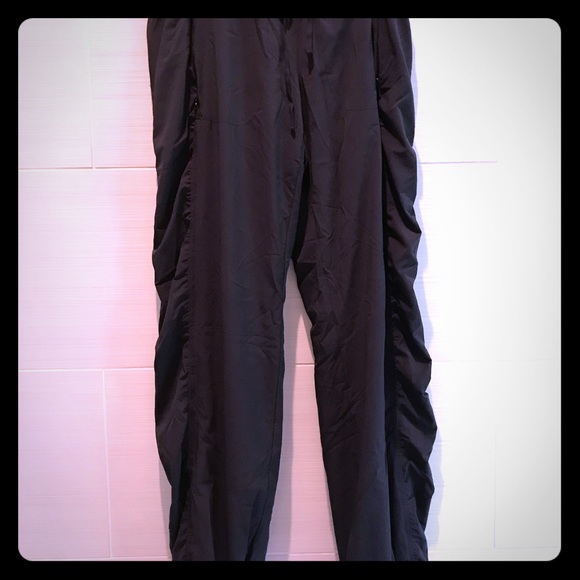 Lined rouched leg Athleta pants.